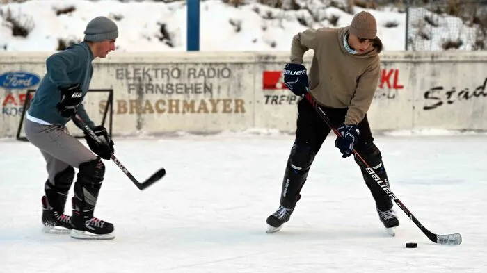 In der Einladung des FAC auf Facebook stand zu lesen, dass der Eislaufspaß möglicherweise zum letzten Mal in der Nähe des Burgbaus stattfindet. Denn die Stadt möchte den Platz anderwertig nutzen.