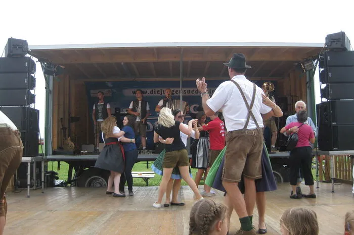 Am Nachmittag wurde zur Musik von den Jungen Südsteirern getanzt. 