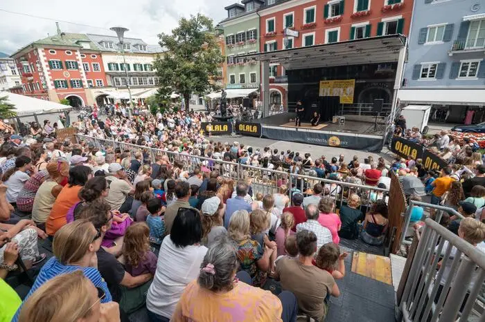 Das Publikum bevölkert den Lienzer Hauptplatz