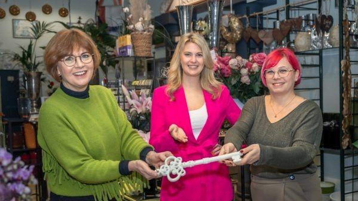 Im Beisein von Valentina Schlager, Bezirks-Geschäftsführerin von Frau in der Wirtschaft Klagenfurt,<strong>&nbsp;</strong>übergibt Birgit Brommer (links) den Vorsitz  an Andrea Zlender-Zaufl 