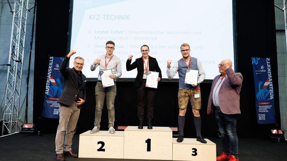 Das Foto der Sieger auf der Siegertreppe | Leonie Tieber gewann als erste Frau in der Kfz-Technik vor David Gschaar (2. Platz) und Sebastian Hütter (3. Platz)