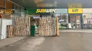 Eine Subway-Filiale auf einem Parkplatz