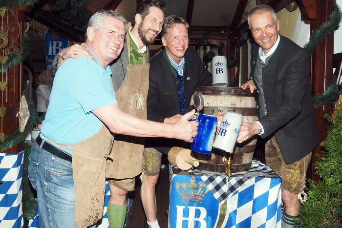 Zum Bieranstich kam extra Braudirektor Michael Möller (rechts am Foto) aus München.