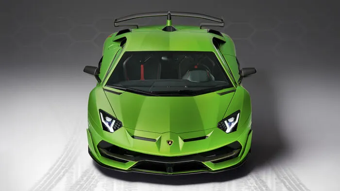 Der Lamborghini Aventador SVJ kam, sah und siegte. Mit einer Rundenzeit von 6:44:97 Minuten ist er der neue Rekordhalter für Serienfahrzeuge auf der legendären Nordschleife des Nürburgrings.