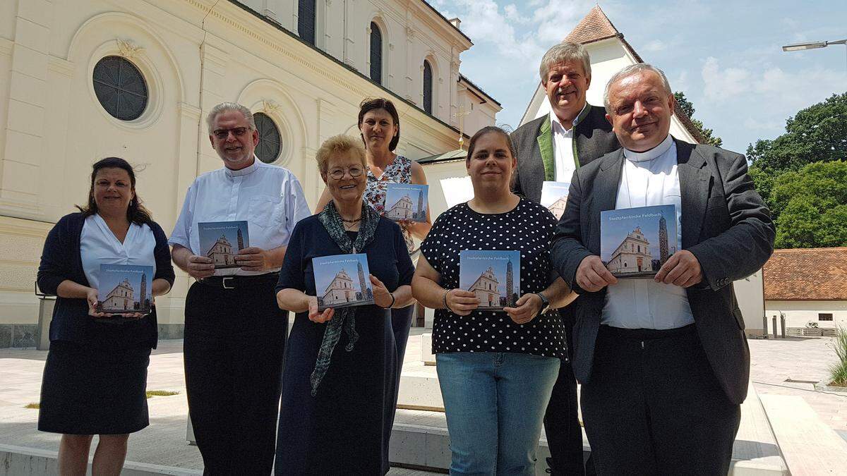 Pfarrer Friedrich Weingartmann (r.) mit Rainer M. Parzmair (2.v.l.), Michaela Trummer (3.v.r.), Mitgliedern des Pfarrgemeinderates und Stadträtin Sonja Skalnik (ganz links)