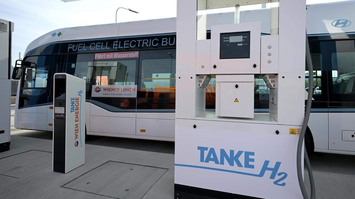 Projekt Zukunftsbild: Eine H2-Tankstelle mit einem Wasserstoff betriebenen Bus bei einer Erzeugungsanlage für grünen Wasserstoff am Gelände der Wien Energie in Wien-Simmering
