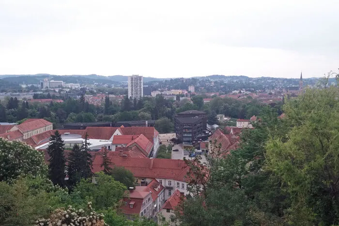 Die drei schwarzen Baukörper am Karmeliterplatz am Dach der Pfauengartengarage polarisieren. Speziell Freunde der Altstadt halten sie für einen Fremdkörper.