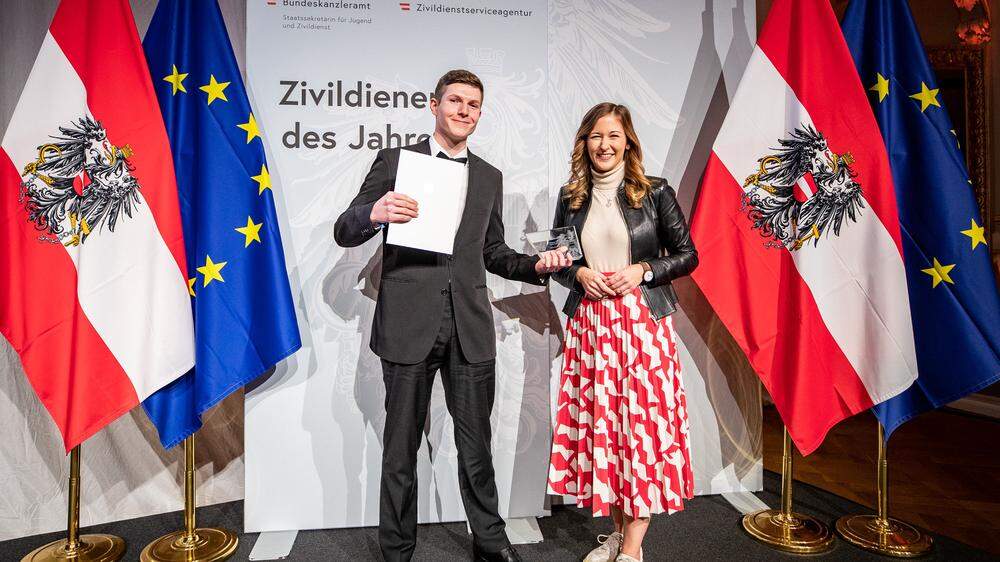 Kevin Gauglhofer erhielt die Auszeichnung von Jugend-Staatssekretärin Claudia Plakolm in Wien