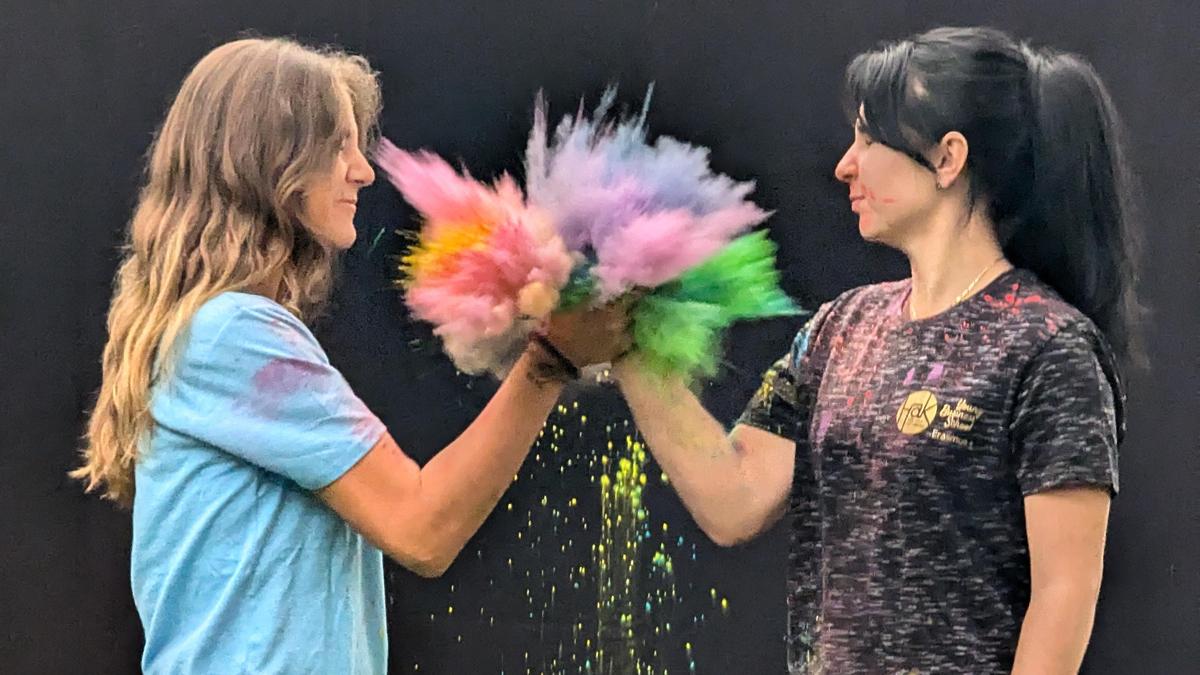 Ein farbenfroher Handschlag beim Fotoshooting an den Erasmustagen der HAK Voitsberg