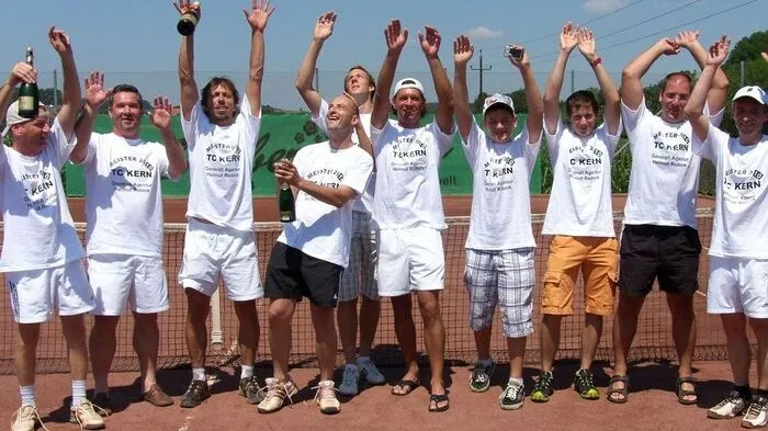Die Meistermannschaft 2010 des TC Kern feiert auch mit