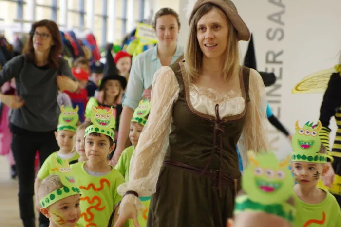 Die Kindergartenkinder auf dem Weg zur Bühne.