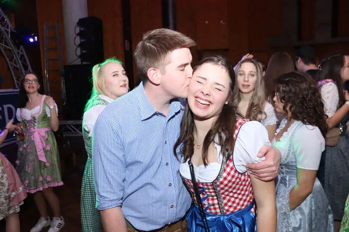 Neben dem Feiern kam auch das Flirten nicht zu kurz.