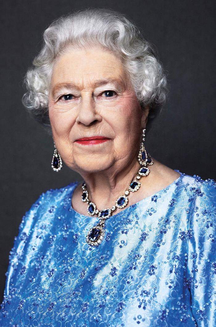 Anlässlich des Jubiläums veröffentlichte der Palast ein Foto der Queen erneut, das der Fotograf David Bailey 2014 von ihr gemacht hatte. Darauf trägt sie Saphirschmuck, den ihr Vater ihr 1947 zur Hochzeit geschenkt hatte. 