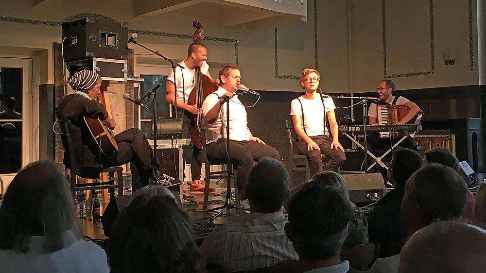 Die Wiener Band „5/8erl in Ehr’n“ spielte im Kurhaus 