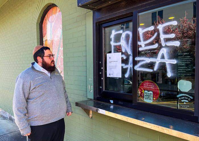 Ein Rabbi steht vor dem Fenster einer Starbucks-Filiale in den USA. Darauf ist zu lesen „Free Gaza“