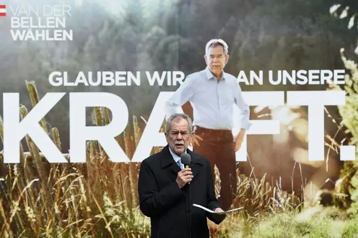 Amtsinhaber van der Bellen hat reichlich Wahlkampferfahrung. Im Jahr 2016 dauerte der Hofburg-Wahlkampf durch Stichwahl, Wahlanfechtung und Wahlwiederholung fast ein ganzes Jahr. Damals setzte van der Bellen voll auf das Thema Heimat. In der zweiten Stichwahl brachte ihm das mehr als 53 Prozent und damit einen klaren Sieg.