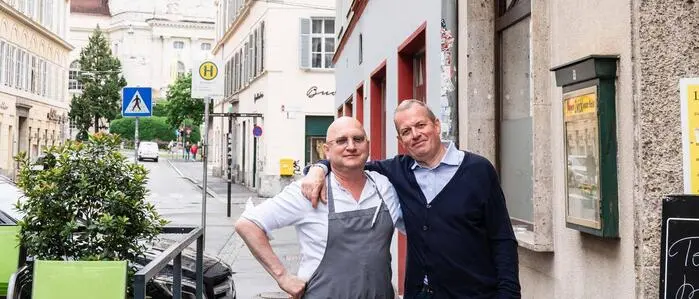 Karli Pichlmaier und Dirk Jubke vor Pichlmaier‘s Wirtshaus