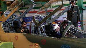 Irans Präsident Hassan Rohani lässt sich von seinen Militärs den neuen Eigenbau-Kampfjet &quot;Kowsar&quot; erklären