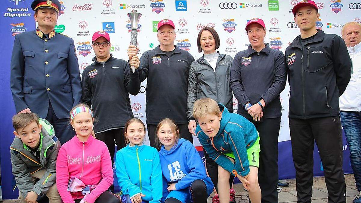 Michael Mittasch (Polizei Leoben), Andrew Negrelli (Australien), Garth Burnside (USA), Sportreferentin Margit Keshmiri, Amanda Bammann (USA) und Steve Lin (Taiwan) in Leoben