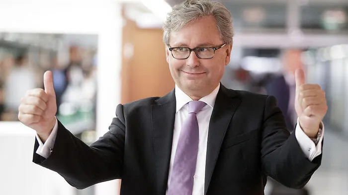 ORF-Generaldirektor Alexander Wrabetz stellte sich am 9. August 2016 seiner Wiederwahl und ging zum zweiten Mal als Sieger hervor. Damit steht 2017 seine dritte Amtszeit bevor - ein Rekord.