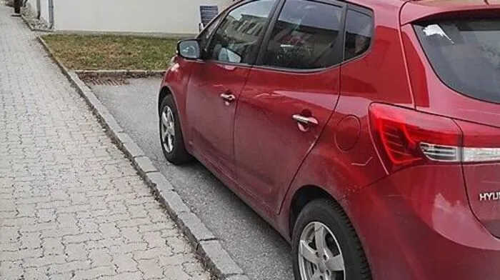 Eines der beschädigten Kfz
