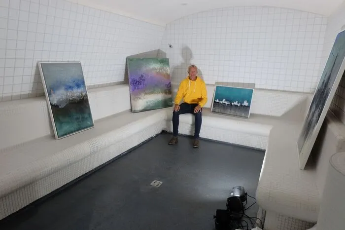 Wellenbad-Geschäftsführer Harry Pankesegger in der neu "dekorierten" Sauna. 