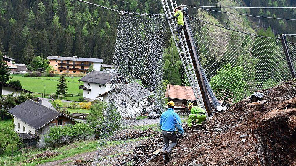 Arbeiter der Wildbach- und Lawinenverbauung bringen derzeit in einer ersten Baustufe 320 Laufmeter Stahlnetze an