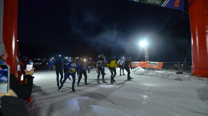 Nach dem Startschuss um 7 Uhr laufen über Tausend Eisläuferinnen und Eisläufer ihre erste Runden
