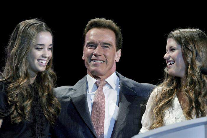 Arnold Schwarzenegger mit seinen Töchtern Christina (l) und Katherine
