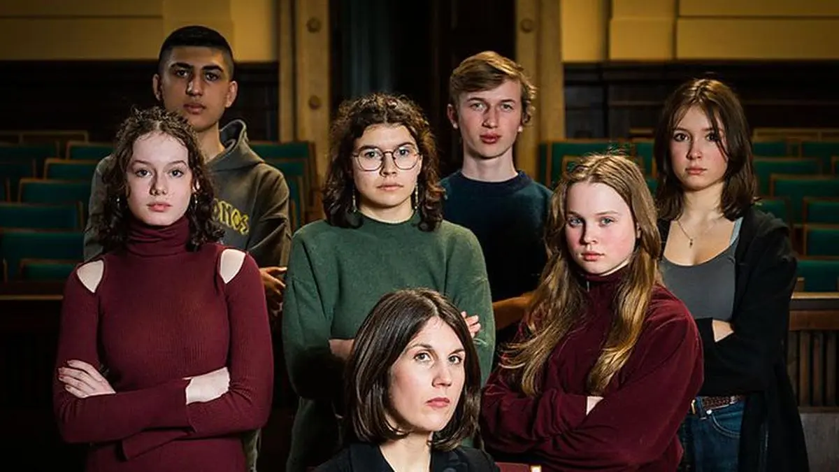 Ein Teil der Klägerinnen und Kläger mit Anwältin Michaela Krömer 