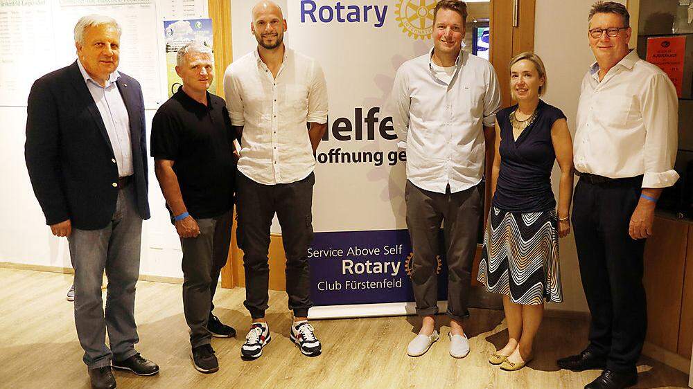 Die beiden strahlenden Gewinner (Bildmitte) mit Rotary-Club Präsident Werner Gutzwar (links) und Gratulanten
