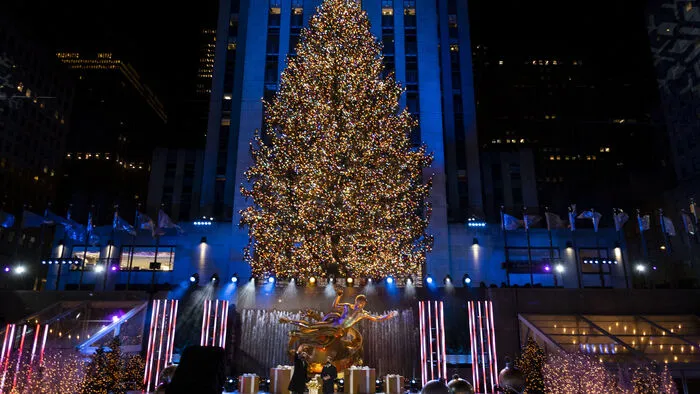 Mit dem traditionellen Anzünden der mehr als 50.000 bunten Lichter am wohl bekanntesten Weihnachtsbaum der Welt ist die Millionenmetropole New York offiziell in die Festsaison gestartet.