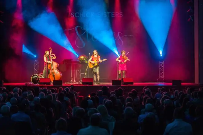Die Schick Sisters nahmen die Gäste sowohl auf eine musikalische als auch auf eine erzählerische Reise mit, in der sie von den verschiedenen Stationen ihres Lebens berichteten. Von der Kindheit über Lebenserfahrungen in Paris und dem Studium in Graz bis hin zum aktuellen Leben in Wien und den aktuellsten Konzertstationen, beispielsweise in New York. 