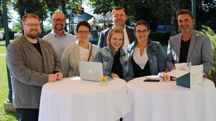 Lukas Joham, Klaus Kniely, Nicole Riepl, Julia Fritz, Stefan Riepl (hinten), Vanessa Zwirn und Markus Lakounigg beim Eingang des Kulturbrunches.