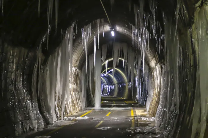 Im Kanaltal verläuft die Strecke auf der alten Bahntrasse und dort auch durch einige Tunnels. Sie sind altersbedingt nicht mehr ganz dicht, weshalb die tiefen Temperaturen der vergangenen Tage spektakuläre Spuren hinterlassen haben.