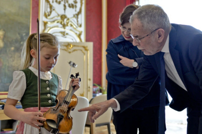 Anna Cäcilias Instrument ist dabei ein ganz besonderes: die Kindergeige von Wolfgang Amadeus Mozart.
