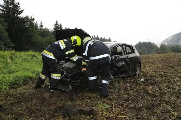 Die elf Einsatzkräfte der Feuerwehr bauten einen Brandschutz auf und kümmerten sich um die Aufräumarbeiten.