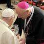 Bischof Zsifkovics überreichte Papst Franziskus einen Mariazeller Magenbitter