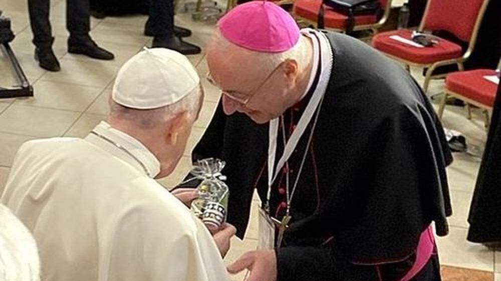 Bischof Zsifkovics überreichte Papst Franziskus einen Mariazeller Magenbitter