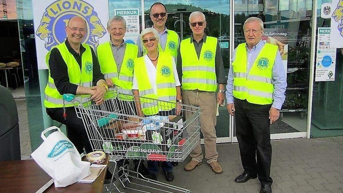 Die Mitglieder des Lions Club Voitsberg-Köflach sammelten Sachspenden für Bedürftige in der Region