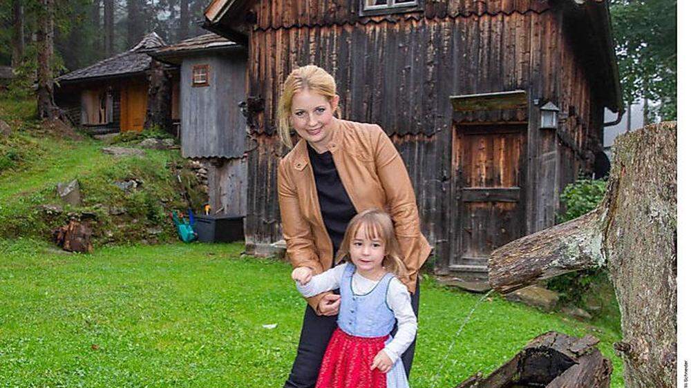 Iva Schell und ihre Tochter Viktoria vor der Jagdhütte