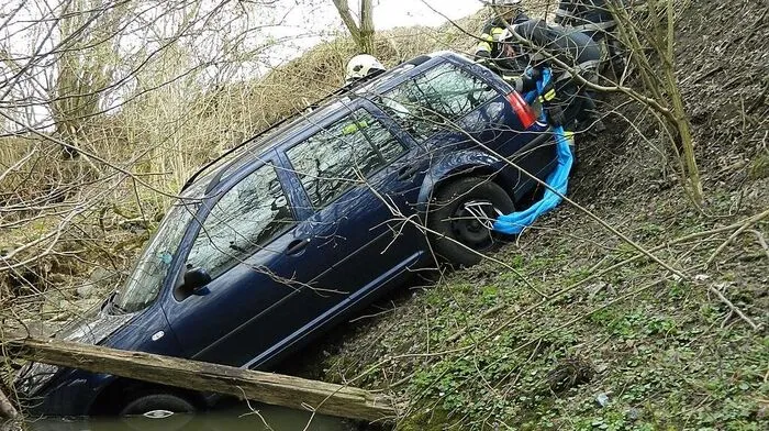 Pkw steckte bis zur Motorhaube im Bach