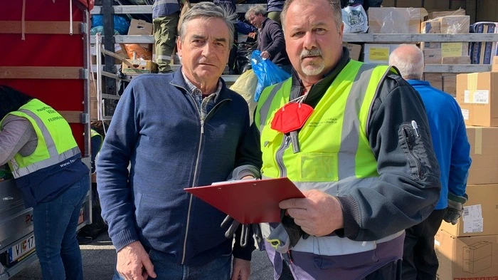 Hilfsaktions-Initiator Andreas Kuchler (links) mit Feuerwehrkommandant Harald Geissler