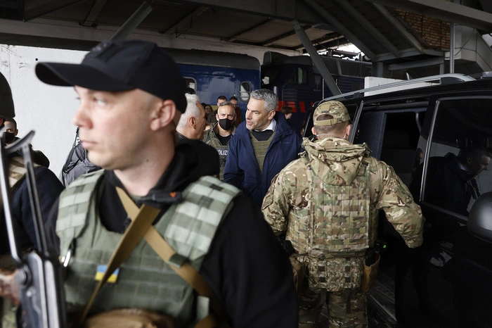Da Russland auch Bahnhöfe bombardiert, wird bei der Ankunft der österreichischen Delegation hohe Sicherheit geboten