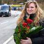 Michaela Scheck an der Grenze: Die Blumen übergab ihr - mit Abstand -  ihr österreichischer Freund