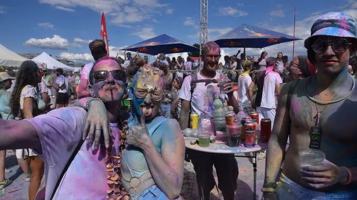 Lila, Blau und Pink waren beim heurigen Klagenfurter HOLI Festival am Messegelände in. Am Samstag wurde bei Musik stundenlang getanzt und Farbe geschmissen.  