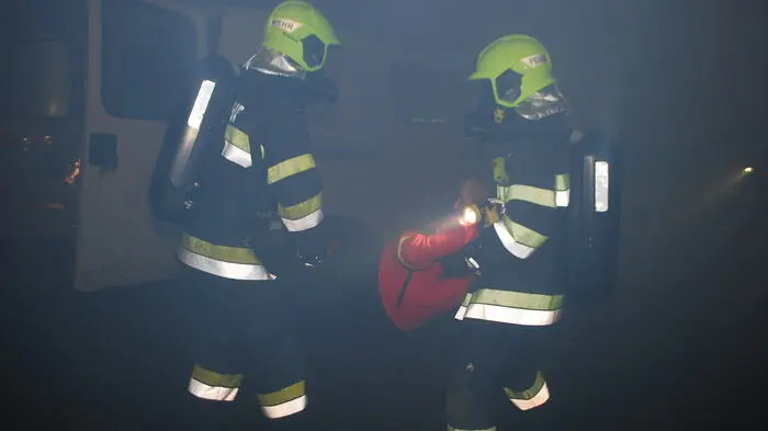 Übungsanahme: Verkehrsunfall mit mehreren Fahrzeugen und eingeklemmten Personen im Niklasdorf-Tunnel. Atemschutzgeräte und Bergescheren kamen zum Einsatz