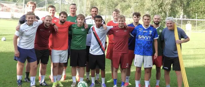 Nathaniel Abenet Tegegne mit seinen österreichischen Teamkollegen des FC Proleb