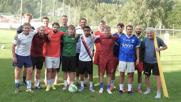 Nathaniel Abenet Tegegne mit seinen österreichischen Teamkollegen des FC Proleb