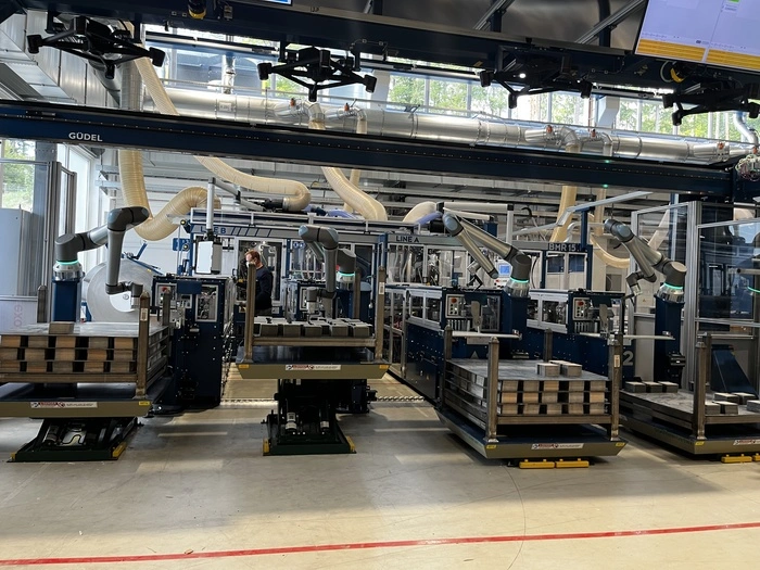 Diese riesige Maschine für die Produktion von Batterien wurde in Pischelsdorf entwickelt und konstruiert. Sie wird demnächst abgebaut, in die USA geliefert und dort wieder errichtet und in Betrieb genommen